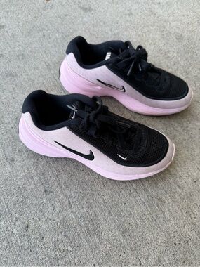 Girls Nike uplift sc